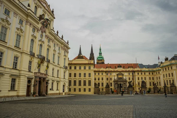 Prague, Czech Republic: Guards at the Battling Titans statues at gate to First Courtyard at Hrad Castle with Archbishops Palace behind in Prague — Stock Photo, Image