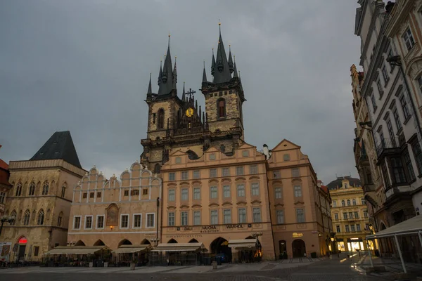 Praga Plaza de la Ciudad Vieja e Iglesia de la Madre de Dios ante Tyn en Praga, República Checa . — Foto de Stock