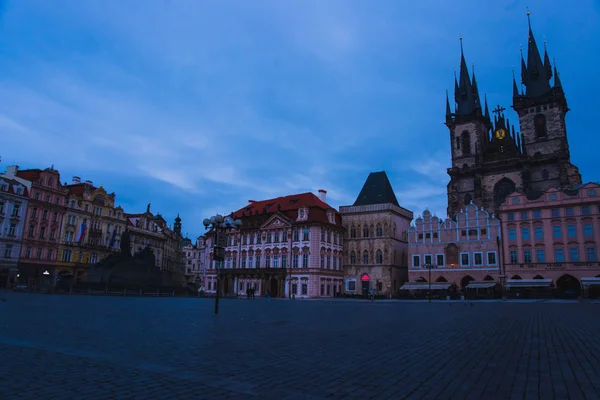 Prager Altstadtplatz und Kirche der Gottesmutter vor tyn in Prag, Tschechische Republik. Architektur und Wahrzeichen von Prag, Postkarte von Prag — Stockbild Prager Altstadtplatz und Kirche der Gottesmutter vor tyn in Prag, Tschechische Republik. — Stockfoto