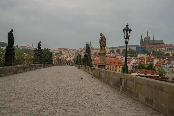 Karluv Most, Praga, República Checa: Hermosa vista del puente de Carlos por la mañana. Este puente es el más antiguo de la ciudad y una atracción turística muy popular — Foto de Stock