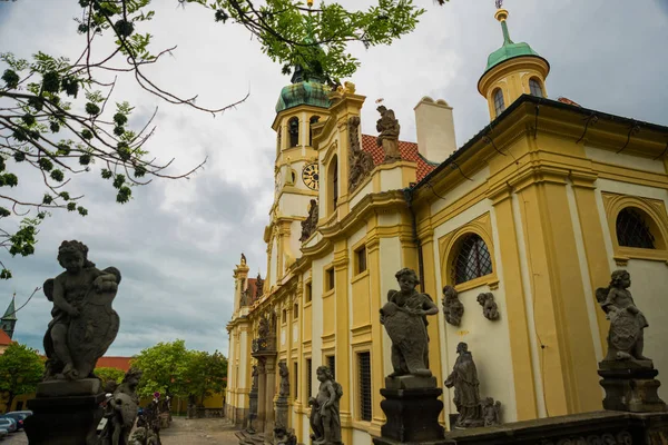 Praha, Česká republika: Praha Loreta-komplex historických budov v Hradcanech — Stock fotografie