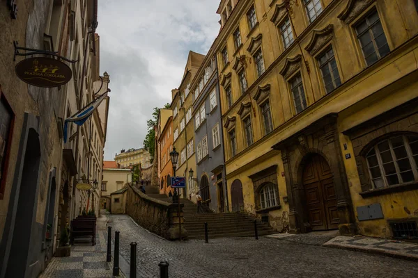 Praga città, Repubblica Ceca: Scendendo le scale per la città dal Castello di Praga — Foto Stock
