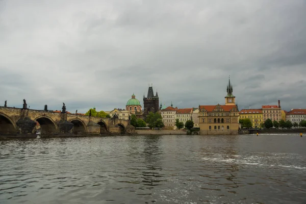 布拉格， 捷克共和国： 俯瞰著名的查理大桥和伏尔塔瓦河的美丽景观 — 图库照片