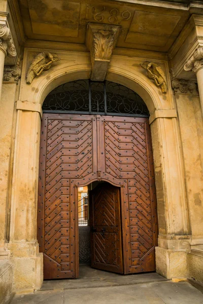 PRAGA, REPUBBLICA CECA: Bella porta. Castello di Praga - un antico simbolo dello Stato ceco — Foto Stock