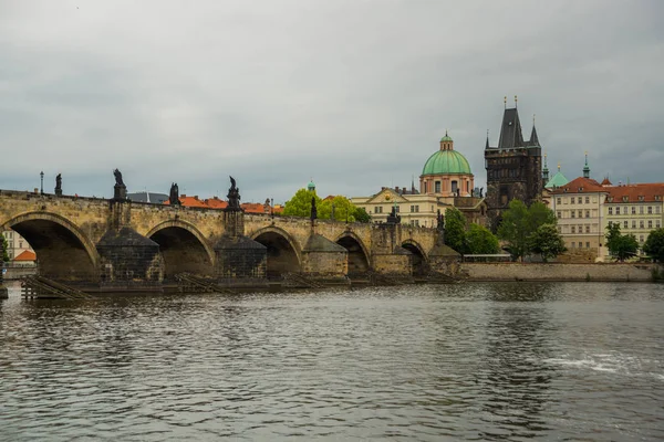 Prague, République tchèque : Beau paysage surplombant le célèbre pont Charles et la rivière Vltava — Photo