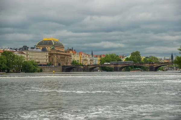 Praga, Czechy: Teatr Narodowy należy do najważniejszych czeskich instytucji kulturalnych o bogatej tradycji artystycznej — Zdjęcie stockowe