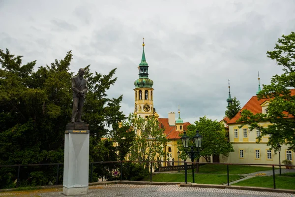 Praha, Česká republika: Praha Loreta-komplex historických budov v Hradcanech — Stock fotografie