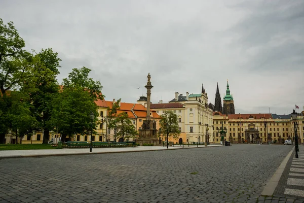 Prague, Czech Republic: Guards at the Battling Titans statues at gate to First Courtyard at Hrad Castle with Archbishops Palace behind in Prague — Stock Photo, Image