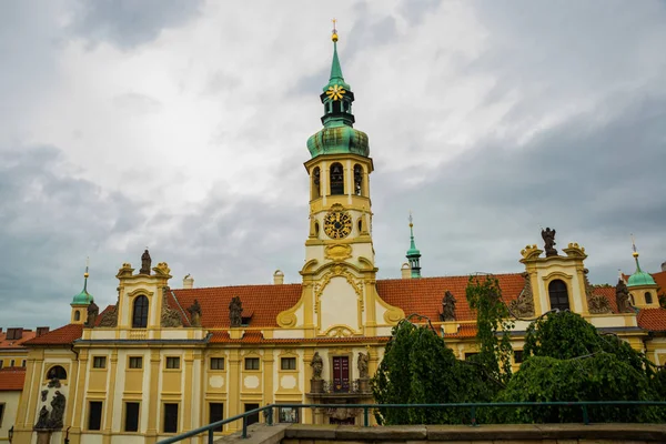 Praha, Česká republika: Praha Loreta-komplex historických budov v Hradcanech — Stock fotografie