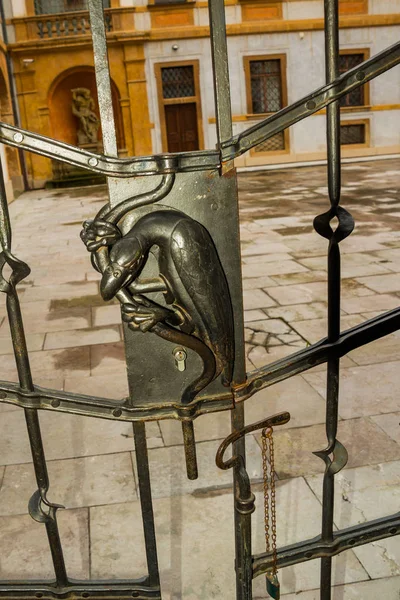 PRAGUE, RÉPUBLIQUE TCHÈQUE : Belle porte. Décor en métal sur le col sous la forme d'un corbeau oiseau. Château de Prague — Photo
