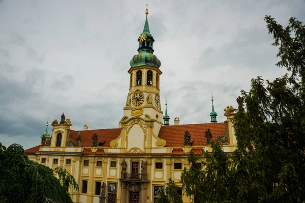 布拉格， 捷克共和国： 布拉格洛雷塔 - 赫拉克塔尼的历史建筑群 — 图库照片
