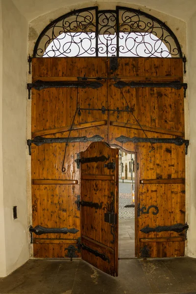 Prag, Tjeckien: vacker dörr. Pragborgen-en forntida symbol för den tjeckiska staten — Stockfoto