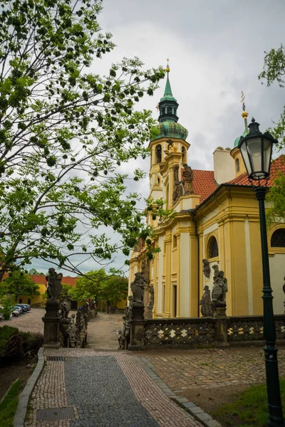 プラハ, チェコ共和国: プラハロレタ - フラドカニーの歴史的建造物の複合体 — ストック写真