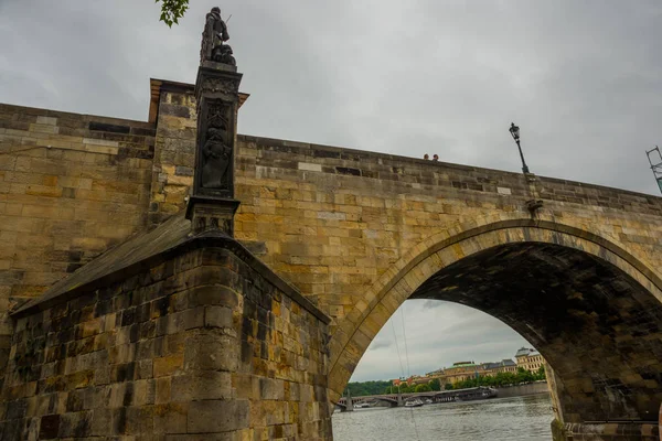 Praga, República Checa: Karluv Most. El famoso hermoso y antiguo puente de Carlos, un lugar popular para los turistas . —  Fotos de Stock