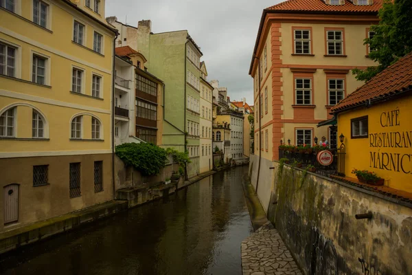 Praga, Czechy: Kampa wyspa w Pradze, znana również jako Wenecja Pragi. Stary dom znajduje odzwierciedlenie w wąskiej rzece Devil i Old Watermill. — Zdjęcie stockowe