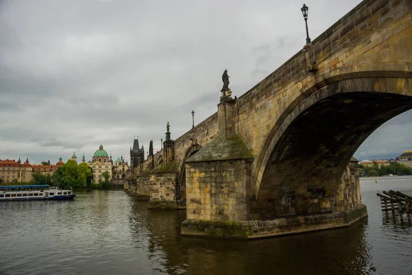 Praha, Tsekin tasavalta: Karluv Most. Kuuluisa kaunis ja muinainen Kaarlen silta, suosittu paikka matkailijoille . — kuvapankkivalokuva