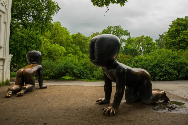 프라하, 체코: 캄파 공원에서 데이비드 세르니에 의해 크롤링 아기 기념물. 아기는 공산주의 시대의 상징이며 유명한 관광 명소입니다.. — 스톡 사진
