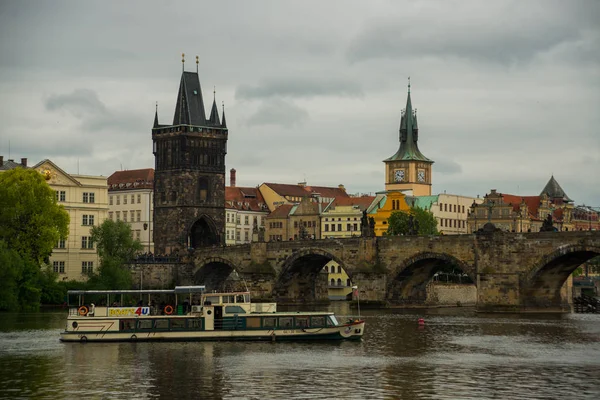 Prag, Tarihi Charles Köprüsü ve Vltava nehri ile Çek Cumhuriyeti silueti