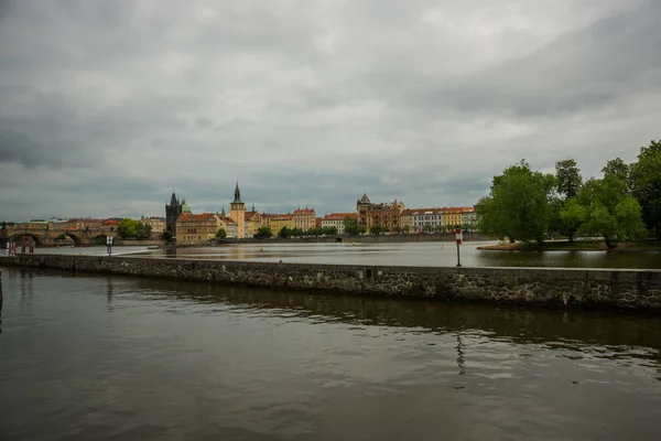 Praga, Czechy: piękny krajobraz z widokiem na słynny Most Karola i Wełtawę — Zdjęcie stockowe