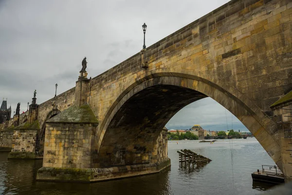 Praga, República Checa: Karluv Most. El famoso hermoso y antiguo puente de Carlos, un lugar popular para los turistas . — Foto de Stock