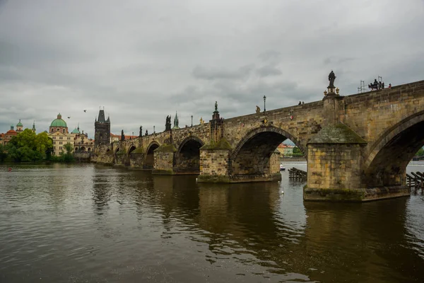 Praga, República Checa: Karluv Most. El famoso hermoso y antiguo puente de Carlos, un lugar popular para los turistas . —  Fotos de Stock