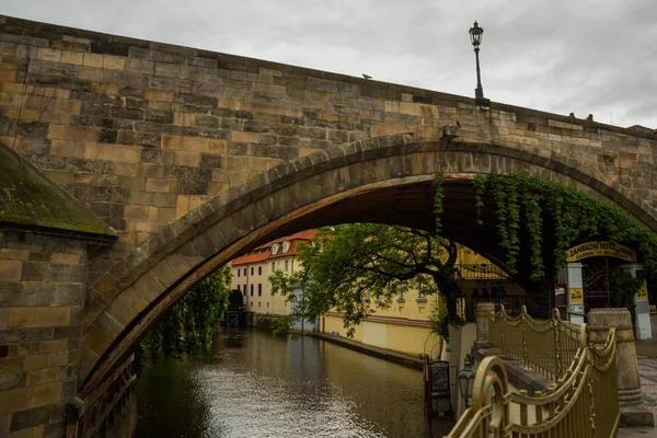 Prag, Çek Cumhuriyeti: Karluv Most. Ünlü güzel ve antik Charles köprüsü, turistler için popüler bir yer. — Stok fotoğraf