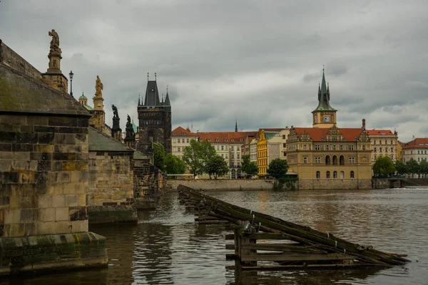 Praga, República Checa: Karluv Most. A famosa ponte Charles bonita e antiga, um lugar popular para turistas . — Fotografia de Stock