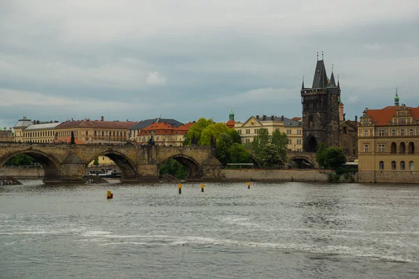 Praga, República Checa: bela paisagem com vista para a famosa ponte Charles e rio Vltava — Fotografia de Stock