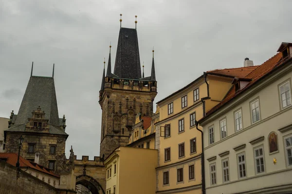 Charles bridge, Praga, República Checa: Pequenas torres de pontes. Karluv Most. Bela vista da ponte Charles . — Fotografia de Stock