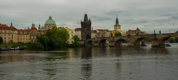 Prague, République tchèque skyline avec le pont historique Charles et la rivière Vltava — Photo