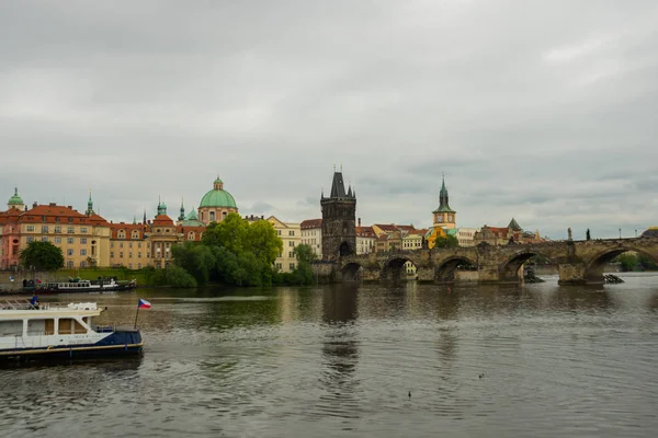 Praga, Czechy panoramę z zabytkowym Mostem Karola i Wełtawą — Zdjęcie stockowe