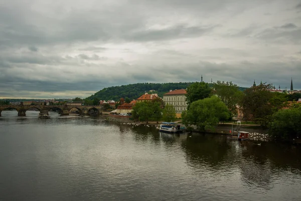 Praga, República Checa skyline con histórico Puente de Carlos y el río Moldava —  Fotos de Stock