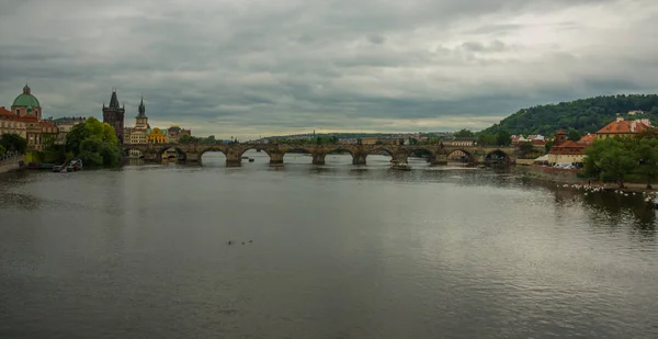 Prague, République tchèque : Beau paysage surplombant le célèbre pont Charles et la rivière Vltava — Photo