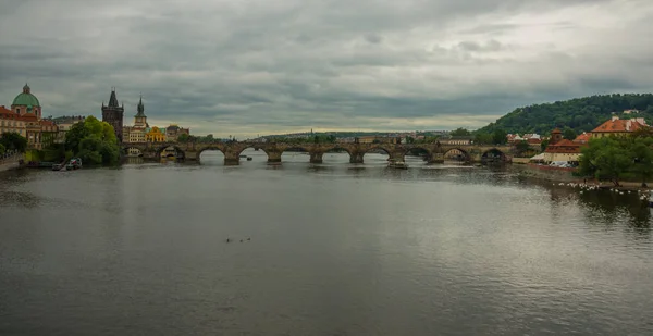 Prag, Tjeckien: vackert landskap med utsikt över den berömda Karlsbron och floden Vltava — Stockfoto