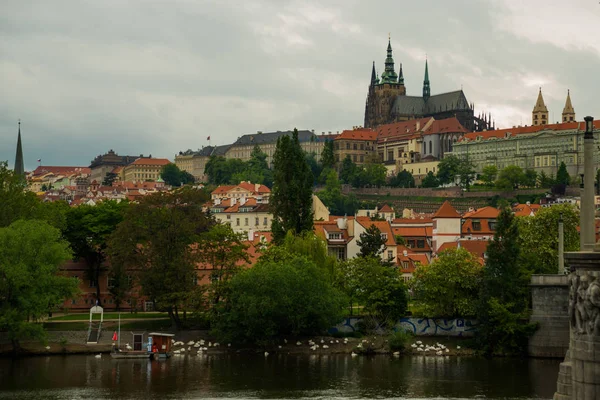 Praga, Repubblica Ceca: Vista dal fiume Moldau alla cima della Cattedrale di San Vito e al castello di Praga — Foto Stock