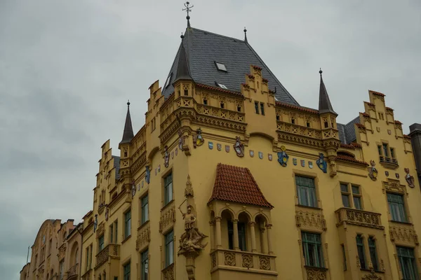布拉格，捷克共和国：在建筑立面上雕刻一个骑手和一条龙。布拉格历史中心的美丽建筑 — 图库照片