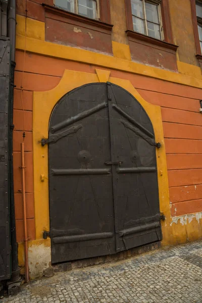 PRAGUE, REPÚBLICA CHECA: Porta antiga de metal bonito. Entrada da porta . — Fotografia de Stock