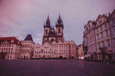 Prag eski şehir Meydanı ve Tyn Prag, Çek Cumhuriyeti için önce Tanrı'nın annesi Kilisesi.