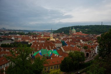 Prag, Çek Cumhuriyeti: Prag şehrinin kırmızı çatısiluetine en iyi manzara, Çek Cumhuriyeti. Terracotta çatı kiremitleri ile Prag şehrinin havadan görünümü