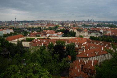 Prag, Çek Cumhuriyeti: Prag şehrinin kırmızı çatısiluetine en iyi manzara, Çek Cumhuriyeti. Terracotta çatı kiremitleri ile Prag şehrinin havadan görünümü