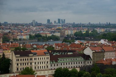 Prag, Çek Cumhuriyeti: Prag şehrinin kırmızı çatısiluetine en iyi manzara, Çek Cumhuriyeti. Terracotta çatı kiremitleri ile Prag şehrinin havadan görünümü