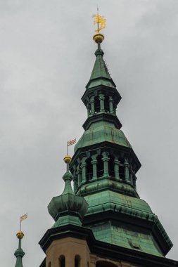 Prag, Çek Cumhuriyeti: Çek Cumhuriyeti'ndeki Prag Kalesi kompleksindeki St. Vitus Katedrali. Kilise Avrupa'nın en zengin donatılmış katedrallerinden biridir..