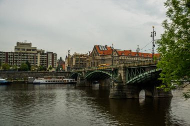 Prag, Çek Cumhuriyeti: Vltava nehri üzerindeki Çehov köprüsünde heykel.