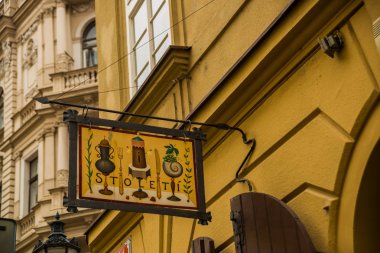 Prag, Çek Cumhuriyeti: Binanın cephesinde alışılmadık metal dekor