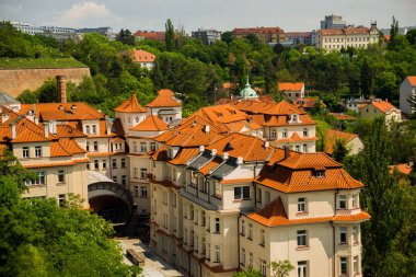 Prag, Çek Cumhuriyeti: Tuğla çatılı evlerin en iyi görünümü. Visegrad kalesinden şehrin panoraması.