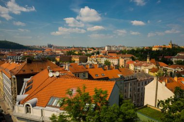 Prag, Çek Cumhuriyeti: Tuğla çatılı evlerin en iyi görünümü. Visegrad kalesinden şehrin panoraması.