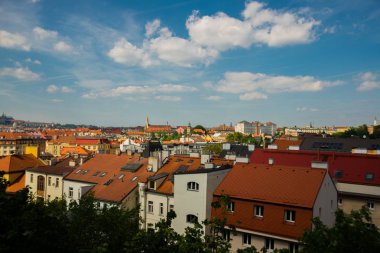 Prag, Çek Cumhuriyeti: Tuğla çatılı evlerin en iyi görünümü. Visegrad kalesinden şehrin panoraması.