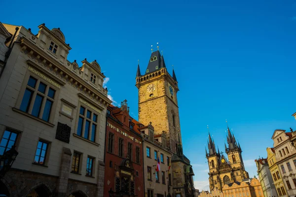 ЧЕШСКАЯ РЕСПУБЛИКА, ПРАГА: готическая башня старой ратуши с астрономическими часами, Староместская площадь ЮНЕСКО — стоковое фото
