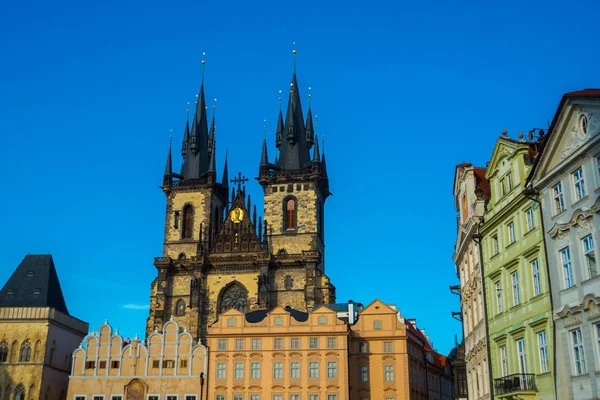 Praga Plaza de la Ciudad Vieja e Iglesia de la Madre de Dios ante Tyn en Praga, República Checa . —  Fotos de Stock