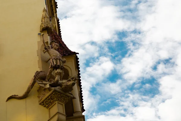Praga, República Checa: Escultura de um cavaleiro e um dragão na fachada do edifício. Belo edifício no centro histórico de Praga — Fotografia de Stock